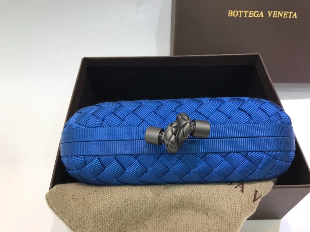 Small classic dinner bag~~~The silk is dense and not easy to fluff, and it can hold a small iPhone! Size: 17cm*10.5cm*6cm MS8651S